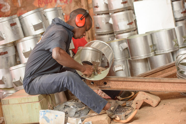 Durch die Fertigung der Kochöfen werden Arbeitsplätze vor Ort geschaffen. © UpEnergy