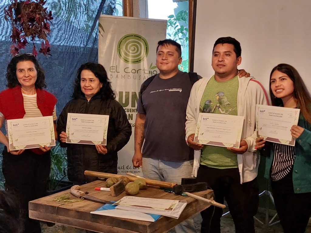 Die Teilnehmenden des Workshops präsentieren ihre Teilnahmezertifikate.